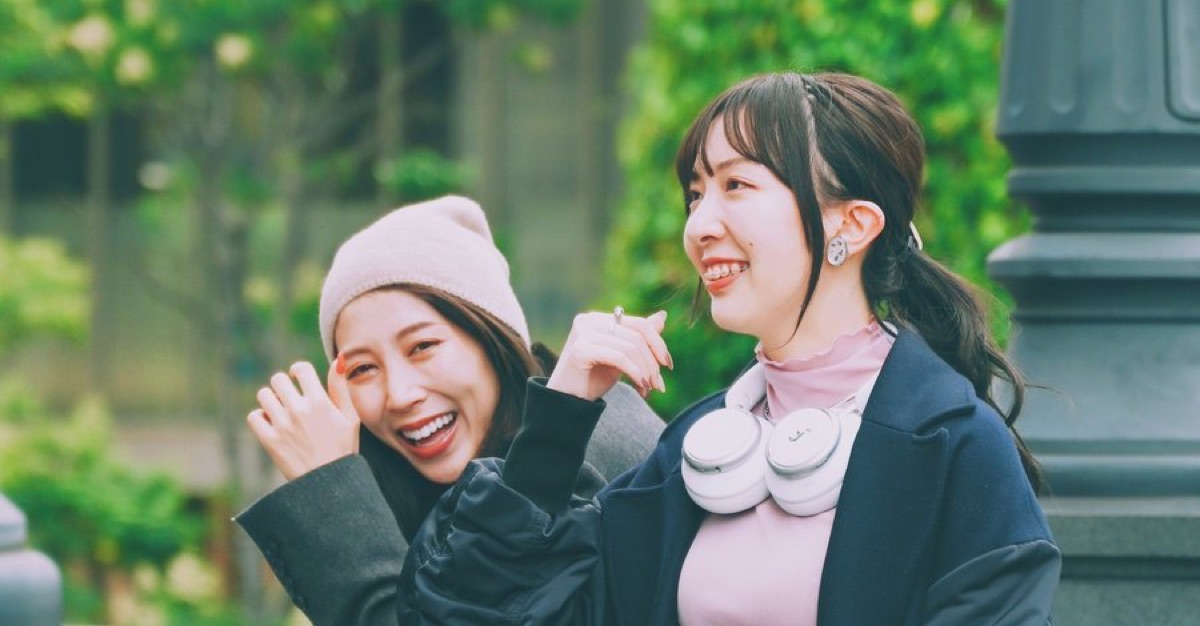 笑い合うカカ姉妹の2人